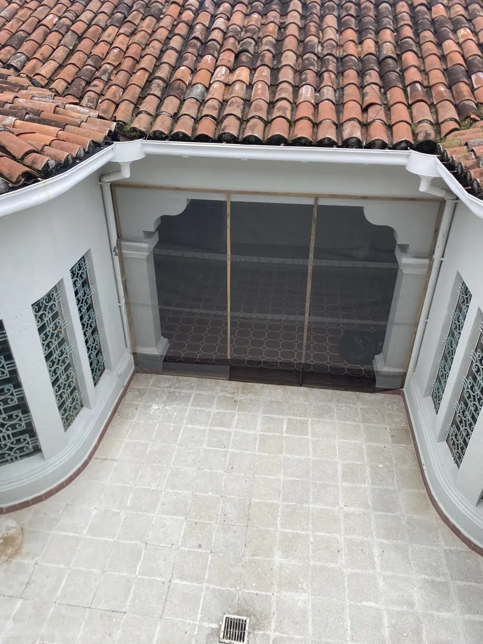 Después: malla instalada y patio despejado